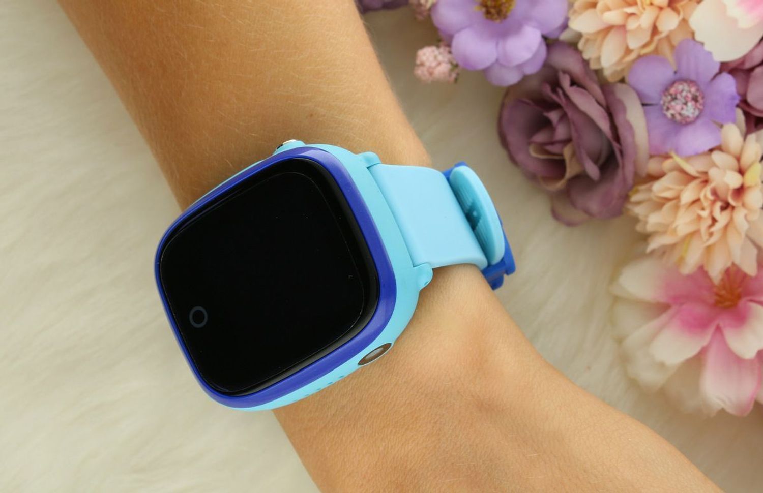 Smartwatch Garett Kids 4 Niebieski to nowoczesny lokalizator GPS z kartą sim i przyciskiem SOS. Posiada funkcje lokalizacji na mapie, funkcje telefonu komórkowego oraz szereg innych funkcji. 1.jpg